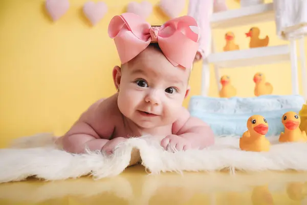 Bebê Menina Posando Sorrindo Banho Fotos De Bancos De Imagens