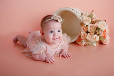 Bebek kız poz veriyor ve gülümsüyor