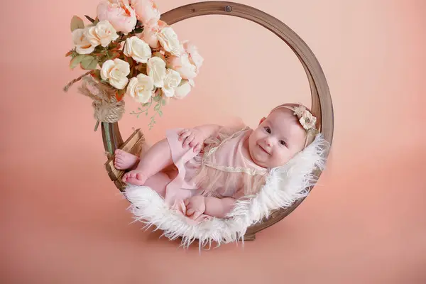 Bebê Menina Posando Sorrindo Imagens De Bancos De Imagens Sem Royalties