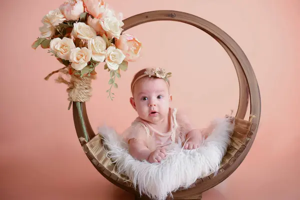 Bebê Menina Posando Sorrindo Fotos De Bancos De Imagens