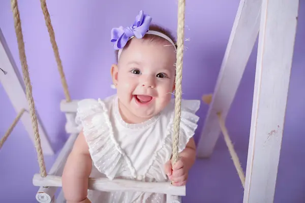 Bebé Niña Posando Sonriendo Fondo Púrpura Imagen De Stock