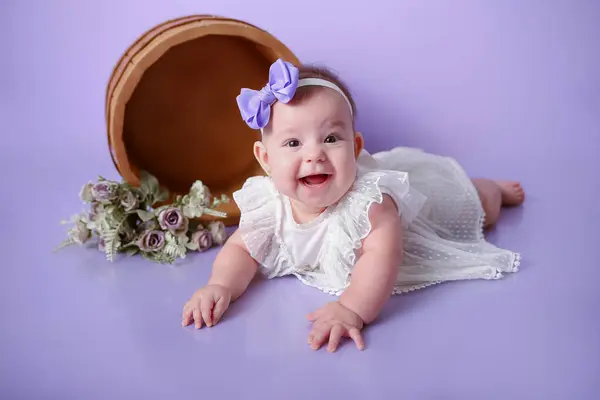 Fetiță Care Prezintă Zâmbește Fundal Violet Fotografie de stoc