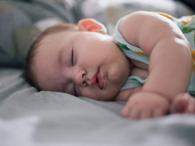 Bebek huzur içinde uyuyor, seçici bir dikkatle.