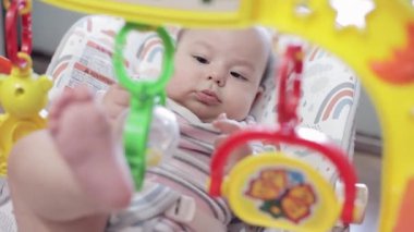 Bebek şakası seçici bir şekilde yayaya odaklanıyor.