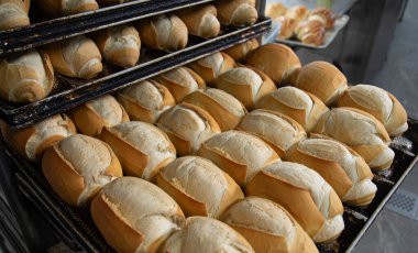 Fırının içinde Fransız ekmeği üretiliyor.