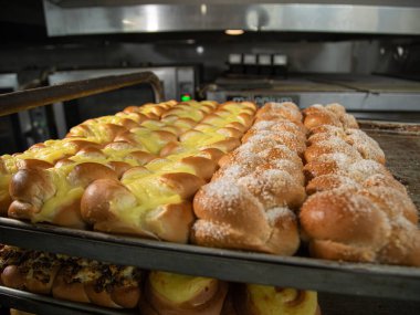 Taze pişmiş tatlı örülmüş maya.