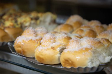 Taze pişmiş tatlı örülmüş maya.