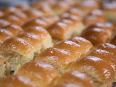 Fırının içinde ekmek üretiliyor.