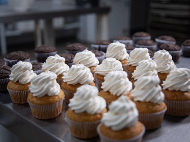 Kek üretimi fırının içinde.