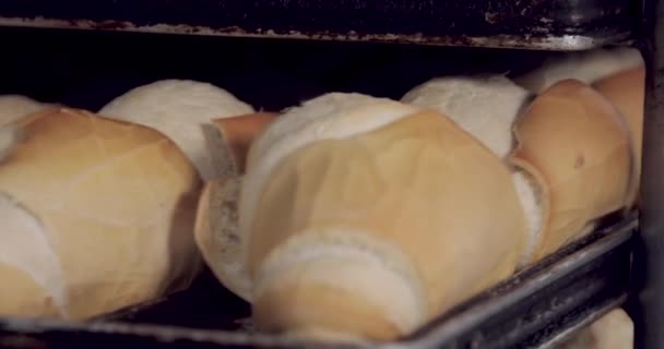 面包店内生产的法国面包 — 图库视频影像
