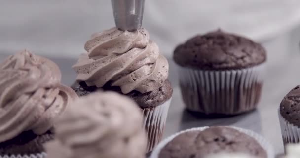 ベーカリー内のカップケーキ生産 — ストック動画