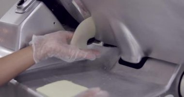 Markette mozzarella peyniri dilimliyorum.
