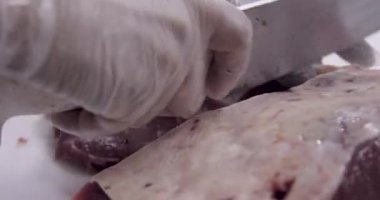 Kasap dükkanında domuz dilimliyorum.