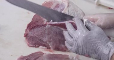 Kasap dükkanında domuz dilimliyorum.