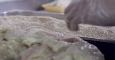 Kasap dükkanında kızarmış tavuk üretiyor.