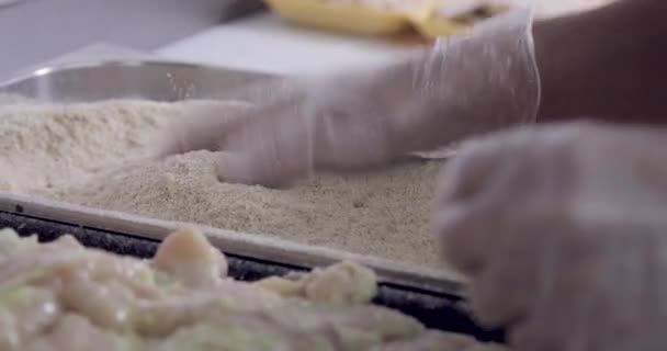 Kasap Dükkanında Kızarmış Tavuk Üretiyor — Stok video