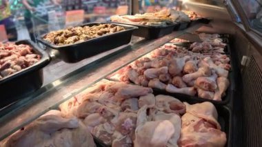 Markette tavuk eti.