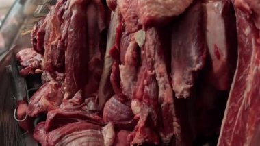 Pazar vitrininde biftek eti