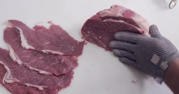 Rebanando Carne Dentro Carnicería — Vídeos de Stock