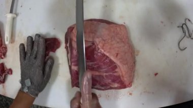 Kasap dükkanında et dilimliyorum.