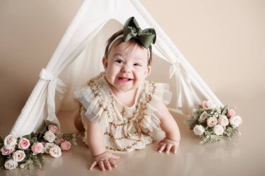 Bebek kız poz veriyor ve gülümsüyor