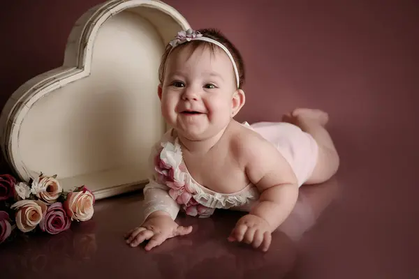 Adorable Bebé Posando Con Corazón — Foto de Stock