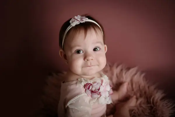 Adorable Bebé Posando Con Corazón — Foto de Stock