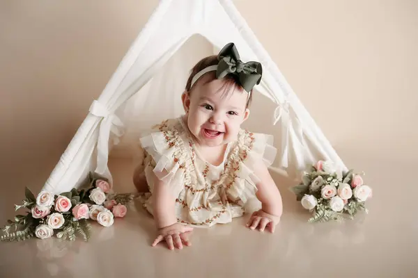 Bebê Menina Posando Sorrindo Fotos De Bancos De Imagens