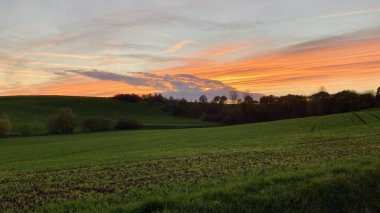 etkileyici bulutlar ve güzel günbatımı tarlanın üzerinde