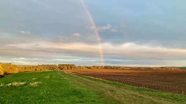 Doğanın güzel manzarası ve muhteşem gökkuşağı