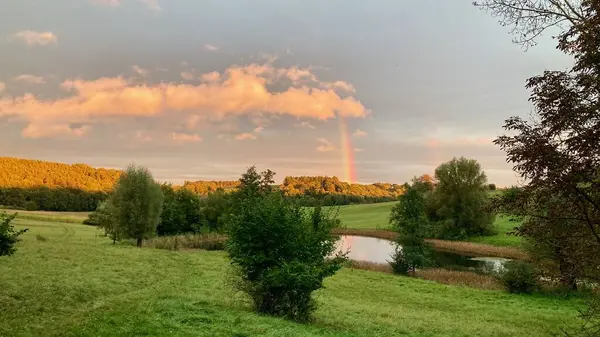 Bir gökkuşağı ile güzel gün batımı