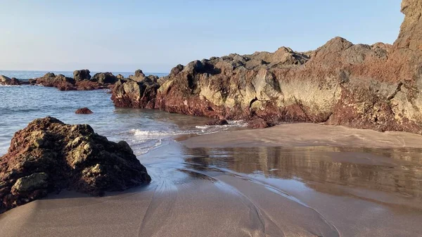 Tenerife adasında taşlı ve kumlu kırmızı plaj