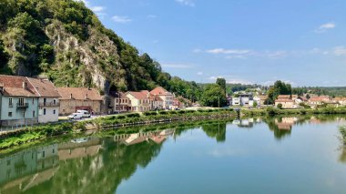 Fransa 'da nehir kıyısında resim gibi bir manzara.