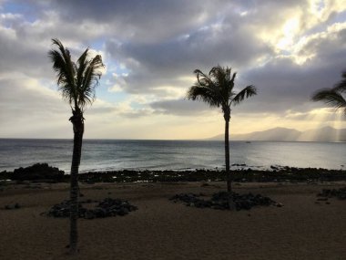 Lanzarote adasında etkileyici bulutlarla gün batımı