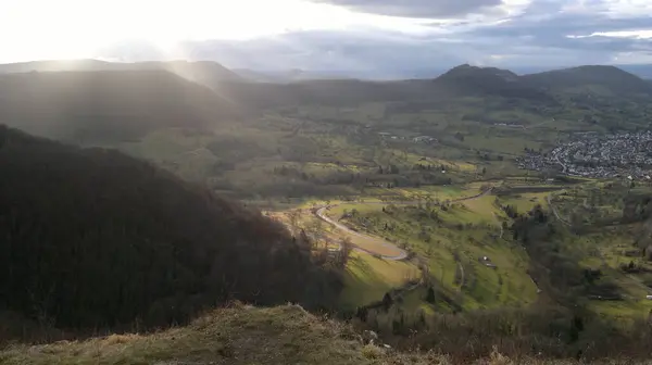 Swabian Albindeki dağların puslu manzarası