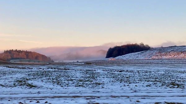 Huzurlu ve sakin kışın karanlık çöktüğünde