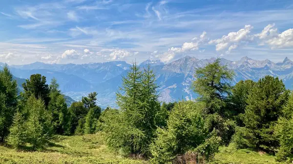 İsviçre Valais kantonundaki güzel dağ manzarası