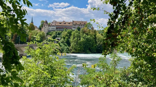 İsviçre, Schaffhausen 'deki Ren Şelalesi' nde tarihi bir bina.
