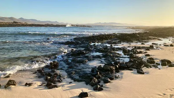 Lanzarote Adası 'ndaki Stoney Plajı' nda gün batımı