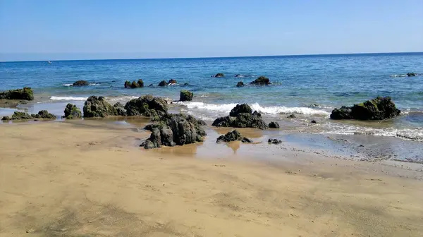 Lanzarote sahilinde taşlar ve kumlar