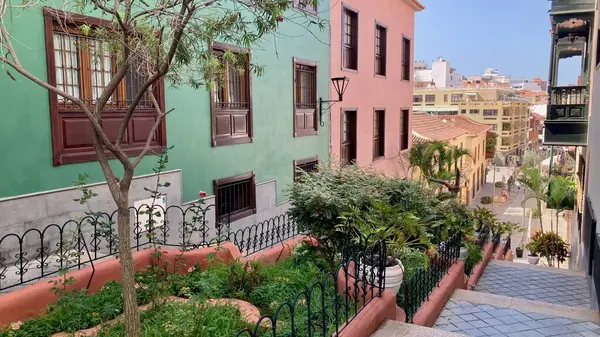 Puerto de la Cruz, Tenerife 'deki renkli mimari