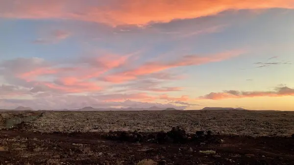 Fuerteventura 'nın kuzeyinde kızıl bulutlarla fantastik gün batımı