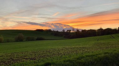 Muhteşem bulutlarla harika bir gün batımı