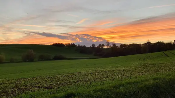Muhteşem bulutlarla harika bir gün batımı