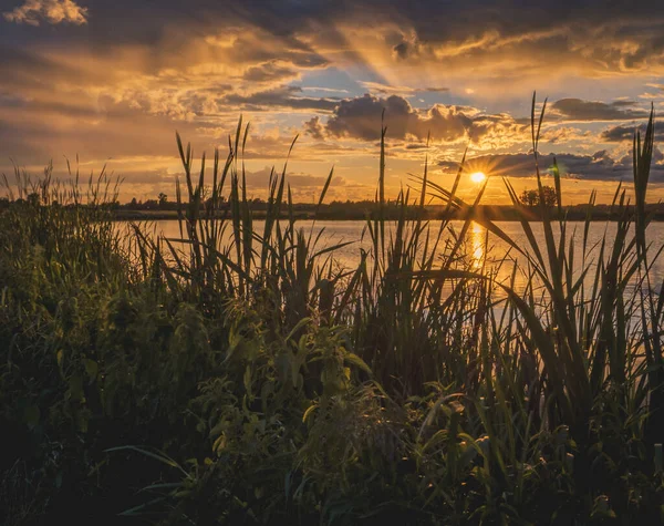Gölde gün batımı