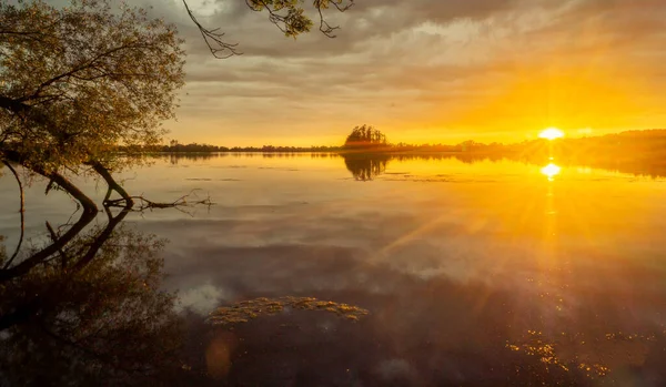 Gölde gün batımı.