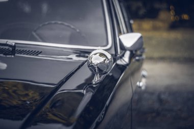 Eski klasik araba aynası detayı