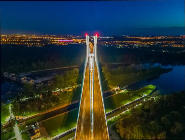 夜景中一座现代桥梁的鸟瞰图 — 图库照片