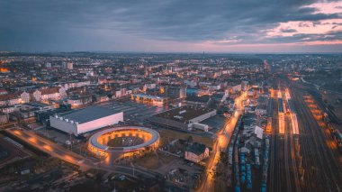 Geceleri dairesel binası olan bir şehir.