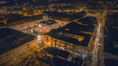 Gece yarısı saat kulesi olan bir şehir.